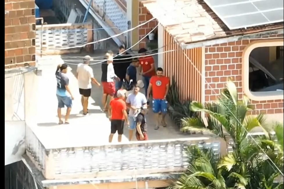 Homens foram flagrados em cima de laje 