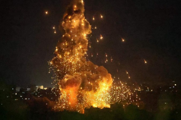 Fumaça sobe de um bairro no subúrbio sul de Beirute atacado por Israel/Crédito: AFP Fumaça sobe de um bairro no subúrbio sul de Beirute atacado por Israel/Crédito: AFP