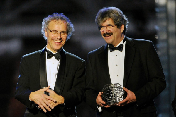 A Escola de Medicina e Biólogo do Desenvolvimento da Universidade de Massachusetts, Victor Ambros, e o Professor da Escola de Medicina de Harvard e Biólogo Molecular Gary Ruvkun falam no palco durante a Cerimônia de Premiação do Prêmio Breakthrough/Crédito: STEVE JENNINGS / GETTY IMAGES NORTH AMERICA / GETTY IMAGES VIA AFP