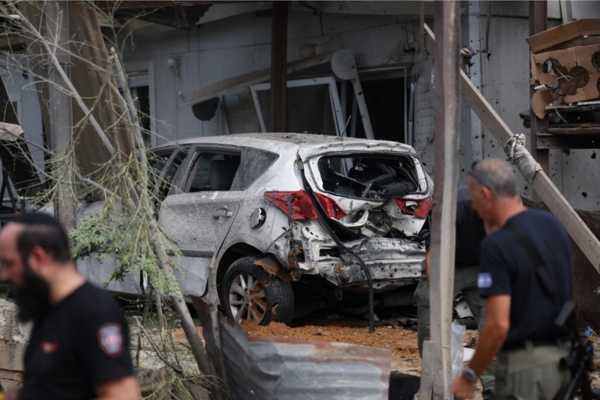 Forças de segurança israelenses verificam os danos em um prédio atingido durante um ataque de foguete vindo de Gaza/Crédito: JACK GUEZ / AFP Forças de segurança israelenses verificam os danos em um prédio atingido durante um ataque de foguete vindo de Gaza/Crédito: JACK GUEZ / AFP