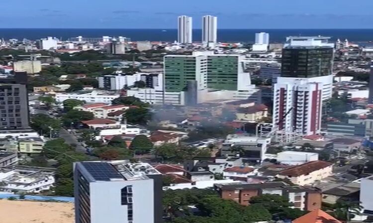 Imagens mostram o fogo numa área de vegetação/Foto: Reprodução/Redes Sociais