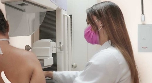 Mulher realizando o exame de mamografia/Foto: Arquivo/HCP Mulher realizando o exame de mamografia/Foto: Arquivo/HCP