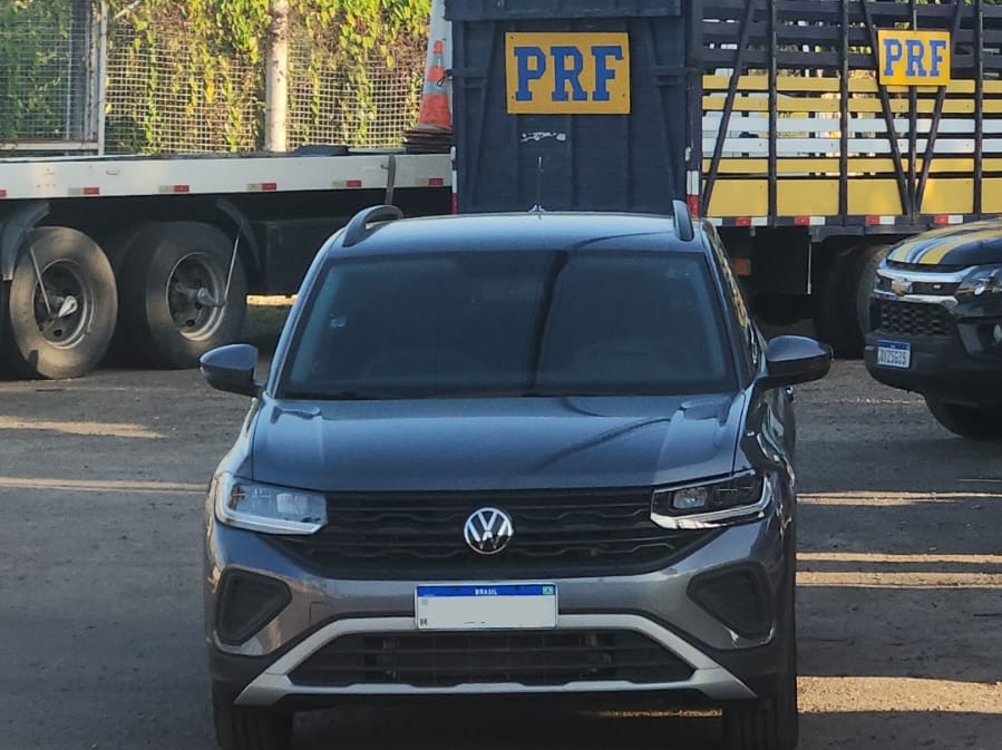 Carro roubado estava sendo usado em assaltos e foi apreendido/Foto: PRF/Divulgação Carro roubado estava sendo usado em assaltos e foi apreendido/Foto: PRF/Divulgação