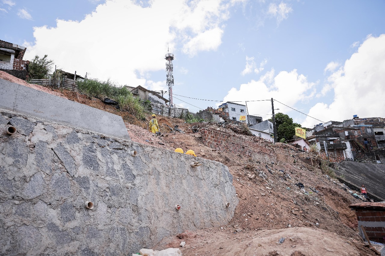 Obra em encosta beneficia 150 mordores da área/Foto: Prefeitura do Recife/ Divulgação