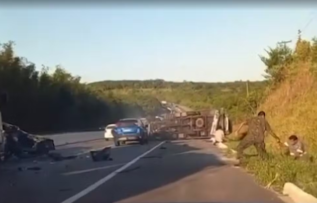 Por conta da gravidade do caso, um trecho da via no sentido Recife-João Pessoa precisou ser interditado. Policiais estão no local auxiliando os motoristas para evitar outros transtornos/Foto: Reprodução/TV Cabo Branco Por conta da gravidade do caso, um trecho da via no sentido Recife-João Pessoa precisou ser interditado. Policiais estão no local auxiliando os motoristas para evitar outros transtornos/Foto: Reprodução/TV Cabo Branco