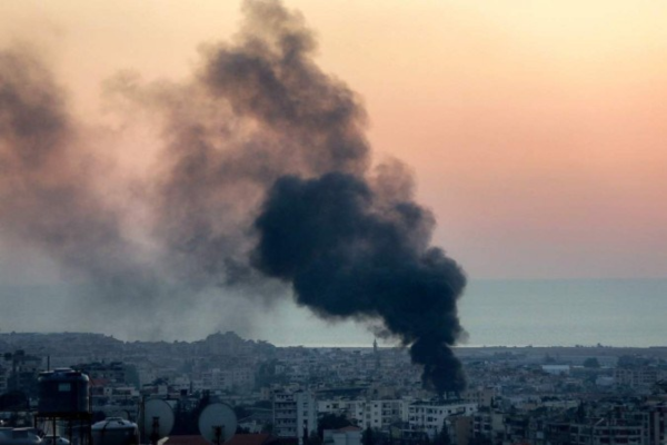 Fumaça sobe após bombardeio israelense contra um bairro xiita no subúrbio sul da capital Beirute, durante o anoitecer/Crédito: AFP Fumaça sobe após bombardeio israelense contra um bairro xiita no subúrbio sul da capital Beirute, durante o anoitecer/Crédito: AFP
