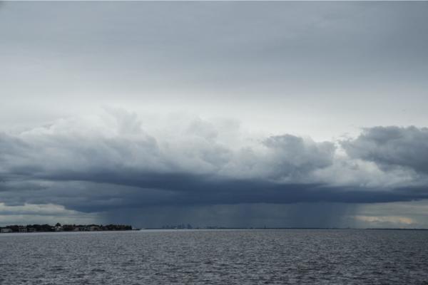 Uma tempestade pode ser vista se movendo sobre Tampa, à distância de São Petersburgo, Flórida/Crédito: Bryan R. SMITH / AFP Uma tempestade pode ser vista se movendo sobre Tampa, à distância de São Petersburgo, Flórida/Crédito: Bryan R. SMITH / AFP