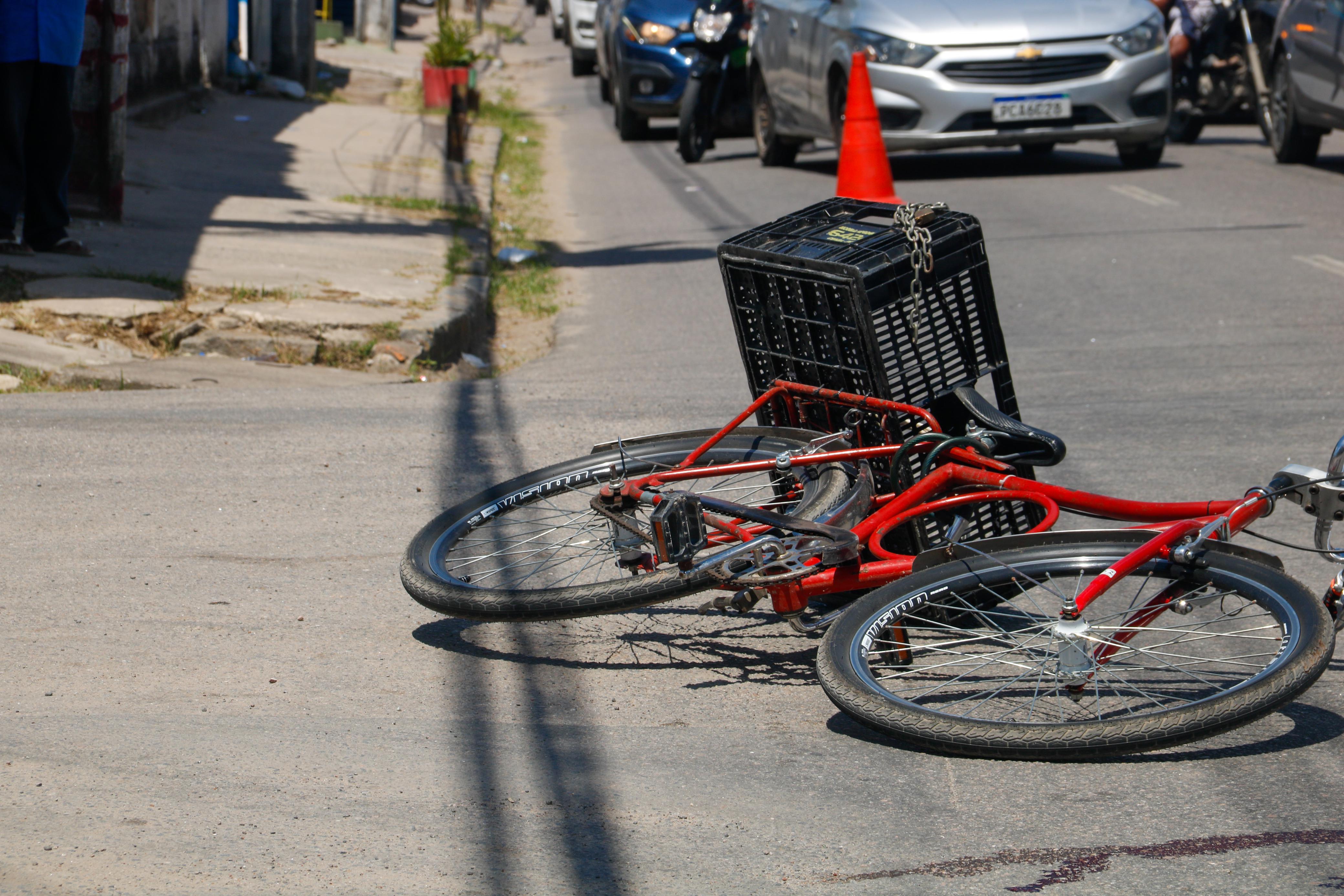 Bicicleta ficou jogada no chão/Foto: Marina Torres/ DP Bicicleta ficou jogada no chão/Foto: Marina Torres/ DP