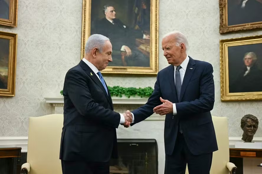 Foto de arquivo: Joe Biden aperta a mão do premier Benjamin Netanyahu/foto: Jim Watson/AFP Foto de arquivo: Joe Biden aperta a mão do premier Benjamin Netanyahu/foto: Jim Watson/AFP