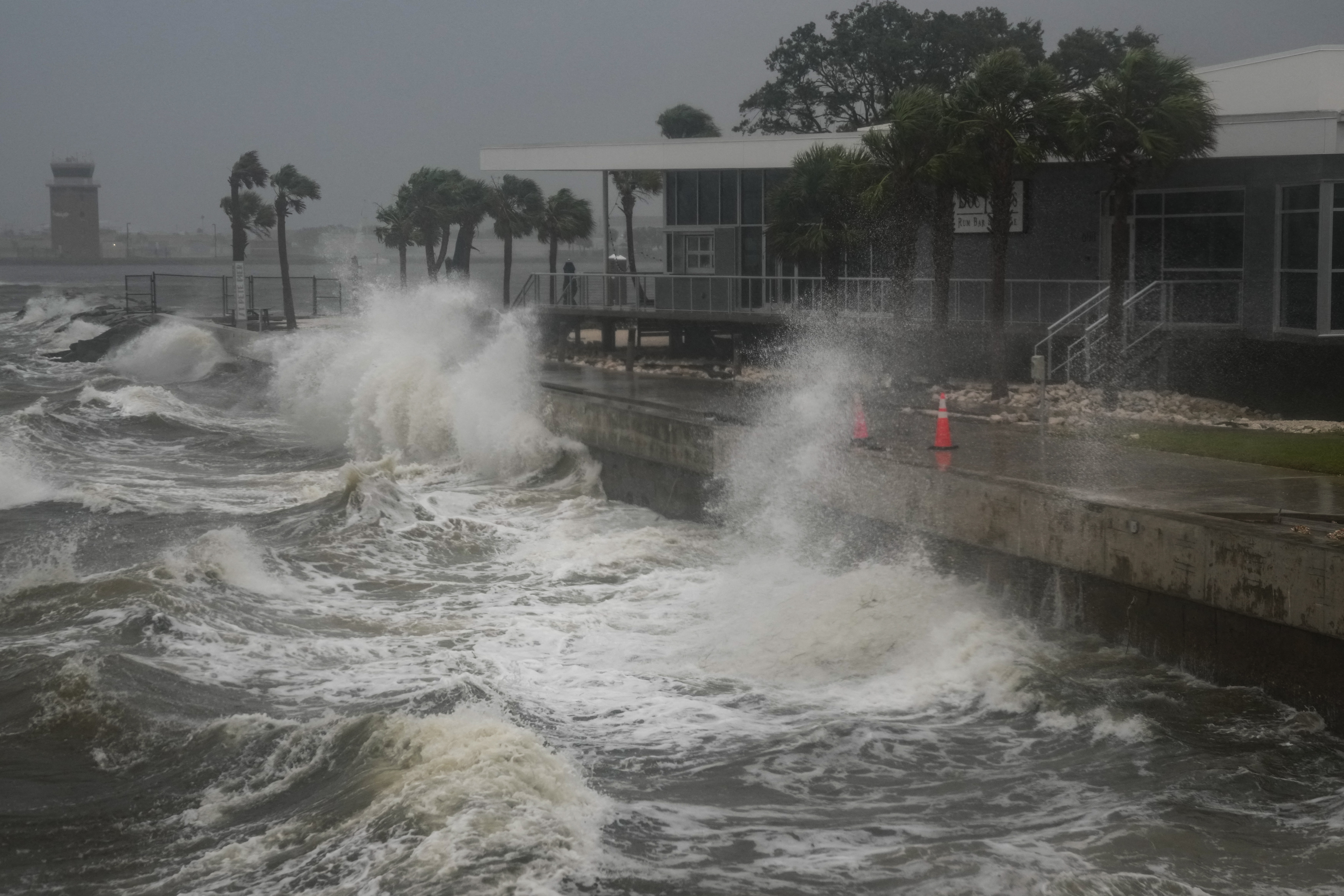 Informações são do Centro Nacional de Furacões dos Estados Unidos (NHC)/foto: BRYAN R. SMITH / AFP Informações são do Centro Nacional de Furacões dos Estados Unidos (NHC)/foto: BRYAN R. SMITH / AFP