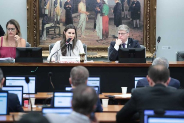 Após a aprovação dos textos, a presidente da CCJ, a bolsonarista Caroline de Toni, escreveu nas redes sociais: ''Grande dia! Sim ou com certeza?''/Crédito: Bruno Spada/Câmara dos Deputados