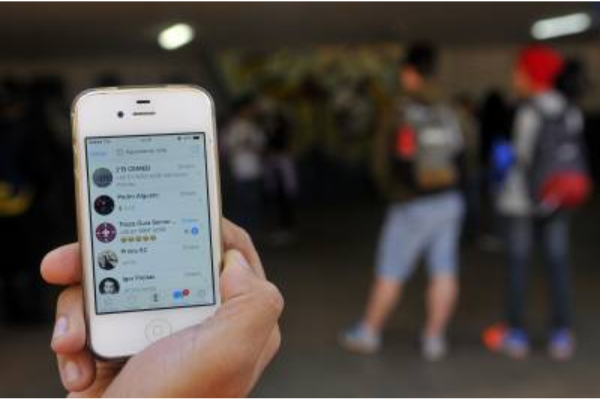 Uso do aplicativo WhastApp por jovens estudantes. Aluno segura celular na escola Elefante Branco (CEMEB), na 707 sul/Crédito: Minervino Junior/CB/D.A Press Uso do aplicativo WhastApp por jovens estudantes. Aluno segura celular na escola Elefante Branco (CEMEB), na 707 sul/Crédito: Minervino Junior/CB/D.A Press