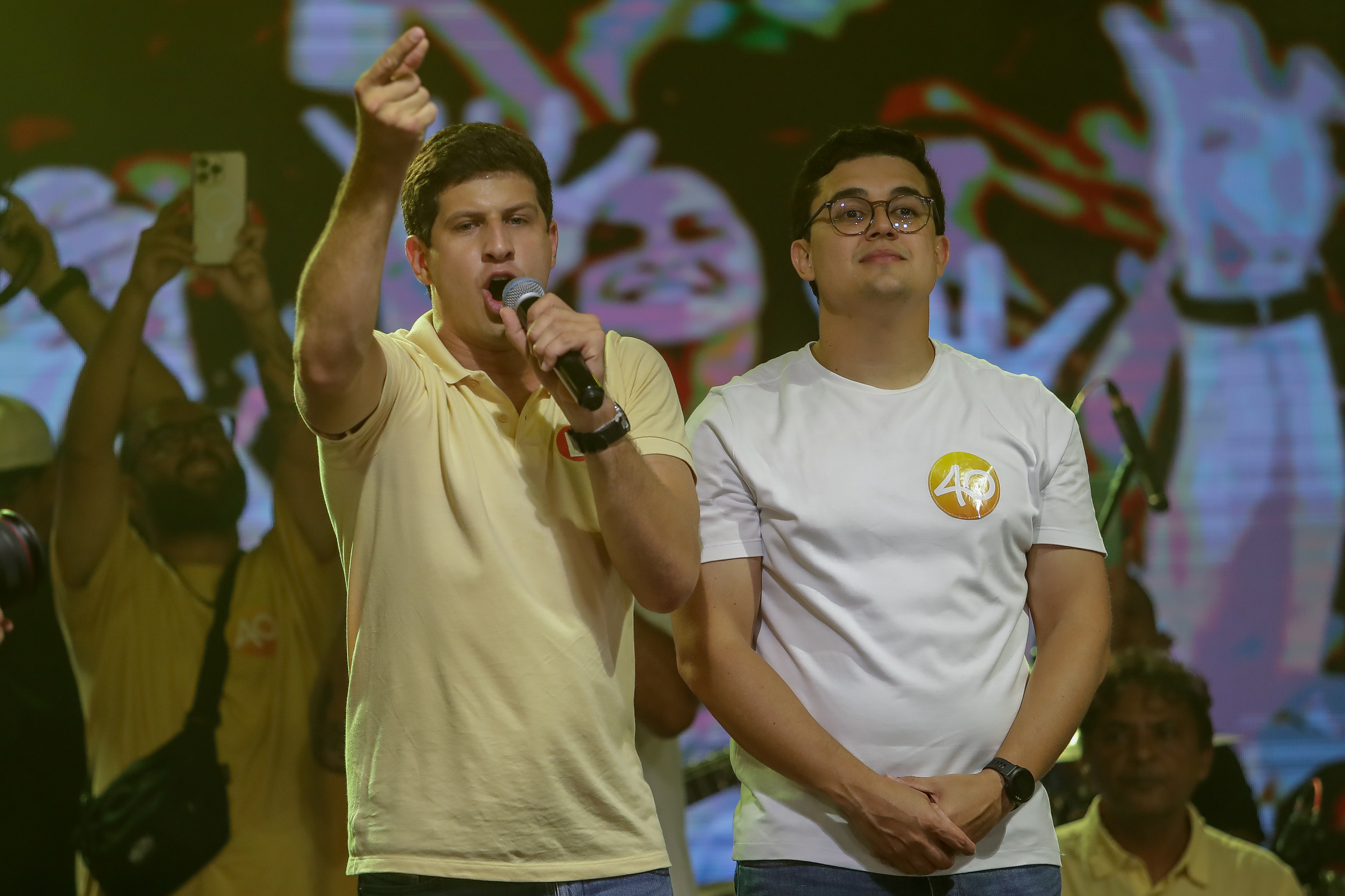 João Campos (PSB) e Victor Marques (PCdoB) na festa da vitória no último domingo (6)/Rafael Vieira/DP Foto