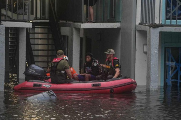 Moradores são resgatados de seu complexo de apartamentos de segundo andar em Clearwater, que foi inundado e transbordando de um riacho devido ao furacão Milton em 10 de outubro de 2024 na Flórida/Crédito: BRYAN R. SMITH / AFP Moradores são resgatados de seu complexo de apartamentos de segundo andar em Clearwater, que foi inundado e transbordando de um riacho devido ao furacão Milton em 10 de outubro de 2024 na Flórida/Crédito: BRYAN R. SMITH / AFP