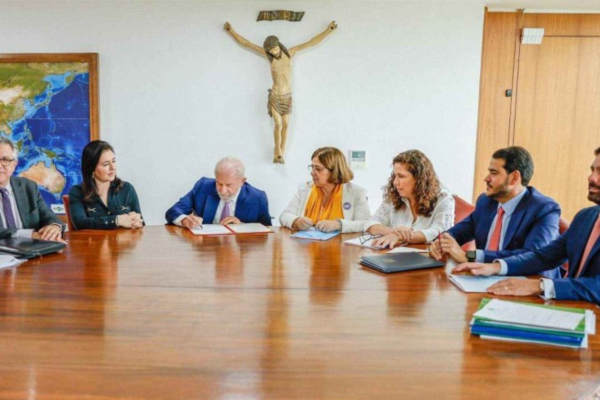 No Palácio do Planalto, o presidente Lula sancionou o projeto de lei que aumenta para 20 anos a pena mínima em casos de feminicídio/Crédito: Ricardo Stuckert / PR No Palácio do Planalto, o presidente Lula sancionou o projeto de lei que aumenta para 20 anos a pena mínima em casos de feminicídio/Crédito: Ricardo Stuckert / PR