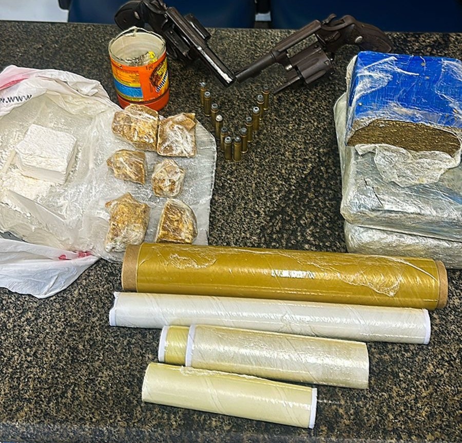 De acordo com a PM, foram apreendidas duas armas de fogo, munições e drogas com o suspeito/Foto: Reprodução/PMPE De acordo com a PM, foram apreendidas duas armas de fogo, munições e drogas com o suspeito/Foto: Reprodução/PMPE
