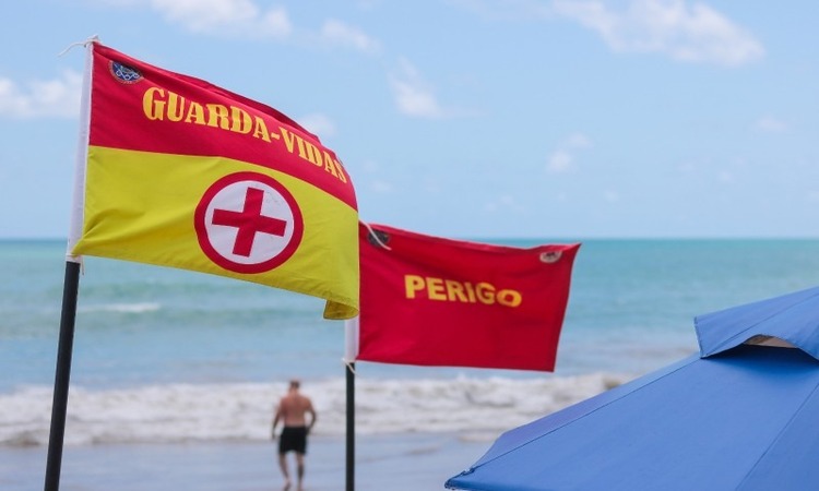 O Comitê reforça a importância de seguir as sinalizações nas praias, como placas e bandeirolas que indicam riscos de correntezas, fortes ondas e a presença de animais marinhos/Foto: Tarciso Augusto/Semas-PE O Comitê reforça a importância de seguir as sinalizações nas praias, como placas e bandeirolas que indicam riscos de correntezas, fortes ondas e a presença de animais marinhos/Foto: Tarciso Augusto/Semas-PE