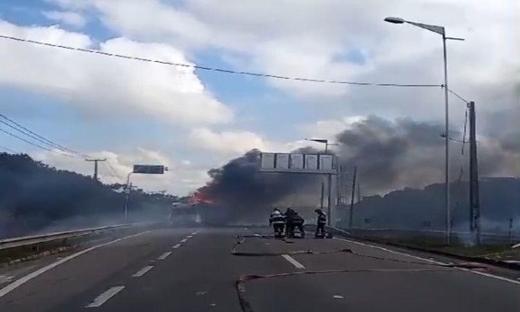 Segundo a corporação, um caminhão-tanque derramou combustível na Rodovia Armínio Guilherme, 8220, na Zona Industrial de Suape/Foto: Divulgação/CBMPE Segundo a corporação, um caminhão-tanque derramou combustível na Rodovia Armínio Guilherme, 8220, na Zona Industrial de Suape/Foto: Divulgação/CBMPE