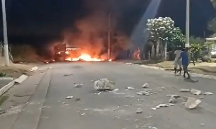 Segundo moradores, o protesto começou após a morte de um morador durante uma perseguição policial, que gerou revolta entre os moradores da área/Foto: Reprodução/Redes Sociais Segundo moradores, o protesto começou após a morte de um morador durante uma perseguição policial, que gerou revolta entre os moradores da área/Foto: Reprodução/Redes Sociais