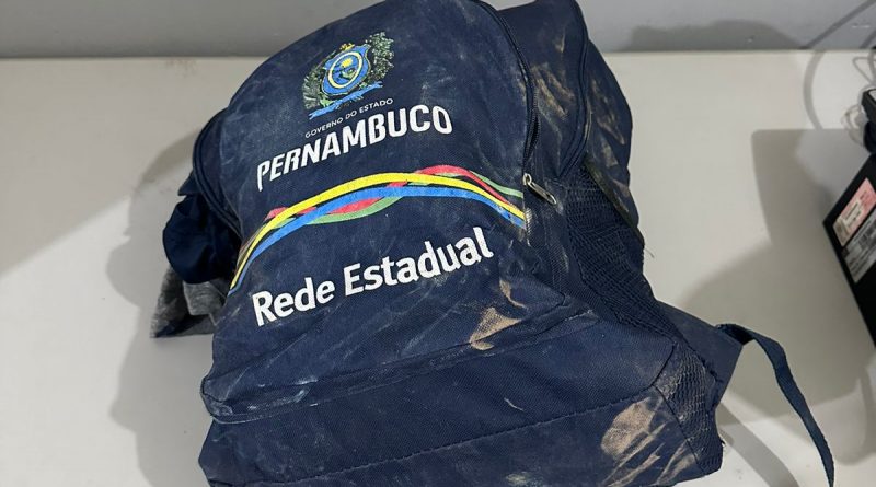 Mochila responsável pela identificação do suspeito contém brasão e nome do Governo de Pernambuco./Foto: Divulgação/PMPB Mochila responsável pela identificação do suspeito contém brasão e nome do Governo de Pernambuco./Foto: Divulgação/PMPB