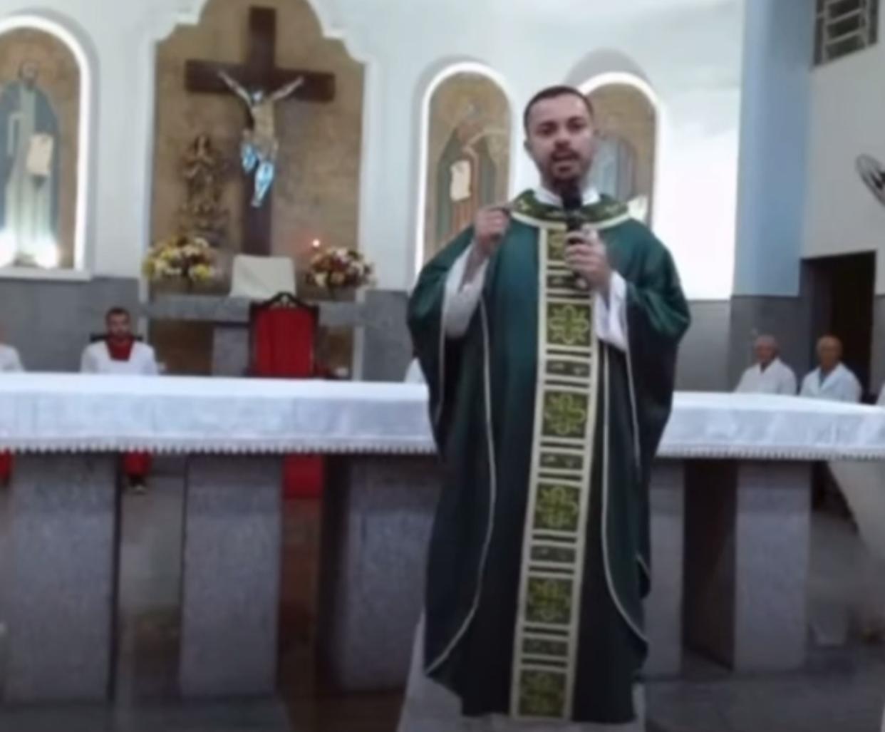 Padre José Júnior desabafou em missa/Foto: Redes Sociais Padre José Júnior desabafou em missa/Foto: Redes Sociais