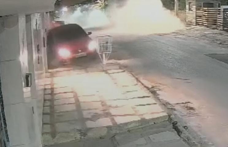 De acordo com informações de populares, a rua onde aconteceu o sinistro é conhecida por ser perigosa, uma vez que os motoristas passam em alta velocidade, mesmo com placas de sinalização/Foto: Reprodução/Whatsapp De acordo com informações de populares, a rua onde aconteceu o sinistro é conhecida por ser perigosa, uma vez que os motoristas passam em alta velocidade, mesmo com placas de sinalização/Foto: Reprodução/Whatsapp