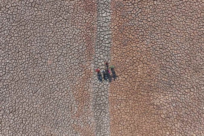 Fotógrafo acompanha famílias que vivem em comunidades indígenas próximas a Manaus, Amazonas. A seca do Rio Negro transformou o percurso, antes percorrido a barco, em estrada/Chico Batata Fotógrafo acompanha famílias que vivem em comunidades indígenas próximas a Manaus, Amazonas. A seca do Rio Negro transformou o percurso, antes percorrido a barco, em estrada/Chico Batata