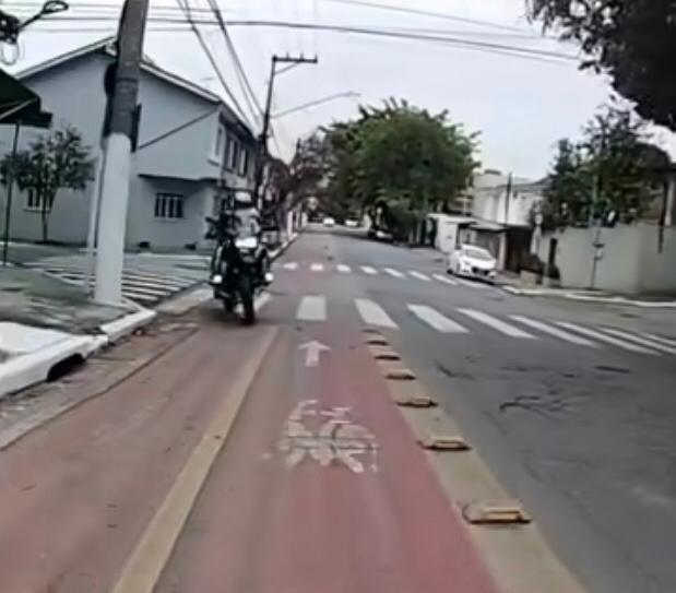 Motociclista na faixa dos ciclistas