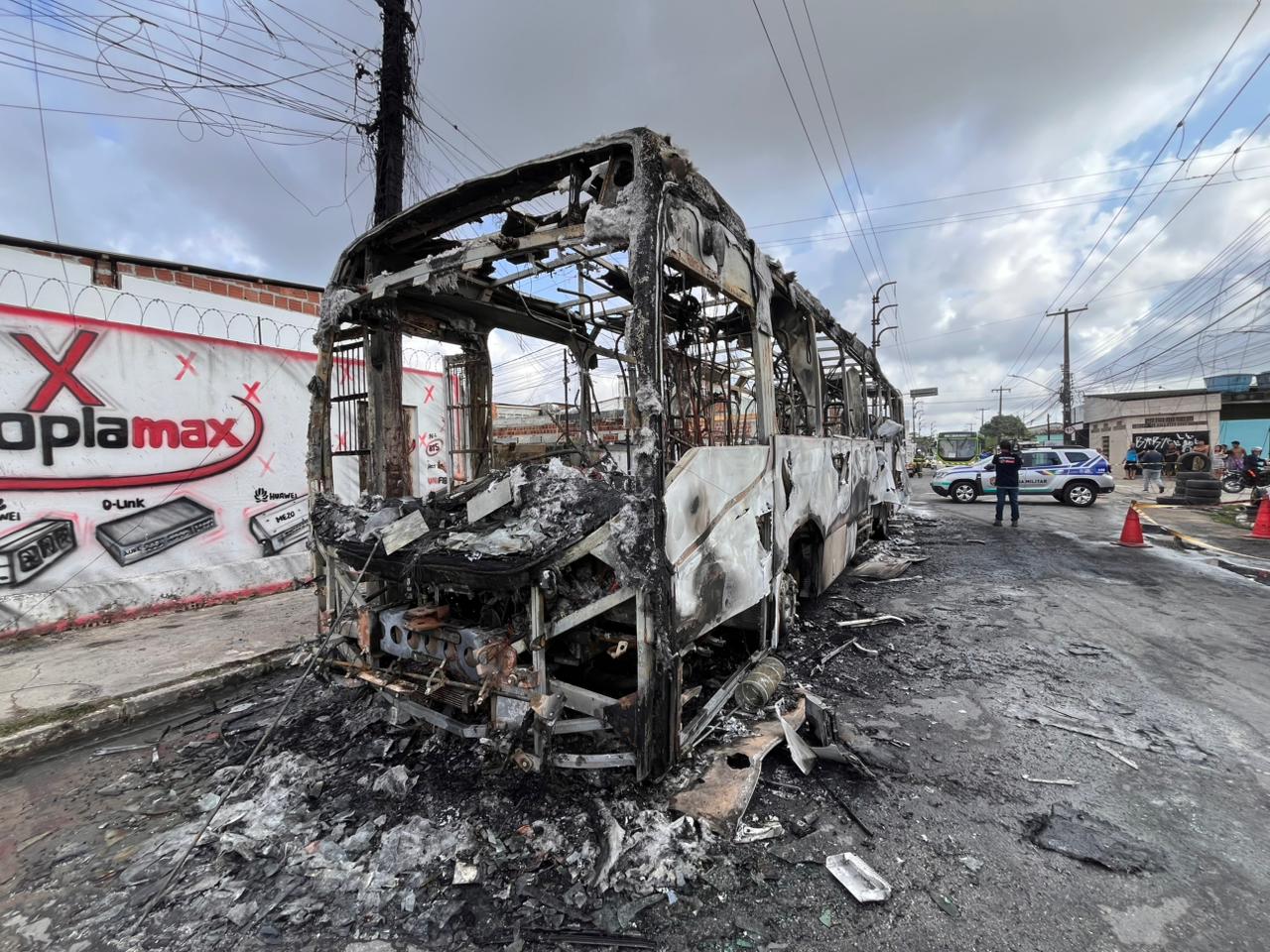 O ônibus foi incendiado em Olinda/Foto: Francisco Silva/DP O ônibus foi incendiado em Olinda/Foto: Francisco Silva/DP