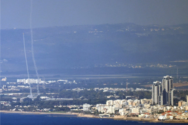 Sistema de defesa de Israel em Haifa sendo utilizado contra os bombardeios do Hezzbollah/Crédito: AHMAD GHARABLI / AFP Sistema de defesa de Israel em Haifa sendo utilizado contra os bombardeios do Hezzbollah/Crédito: AHMAD GHARABLI / AFP