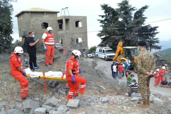 Paramédicos da Cruz Vermelha Libanesa transportam um corpo desenterrado dos escombros no local de um ataque aéreo israelense que teve como alvo o norte do Líbano/Crédito: Fathi AL-MASRI / AFP Paramédicos da Cruz Vermelha Libanesa transportam um corpo desenterrado dos escombros no local de um ataque aéreo israelense que teve como alvo o norte do Líbano/Crédito: Fathi AL-MASRI / AFP