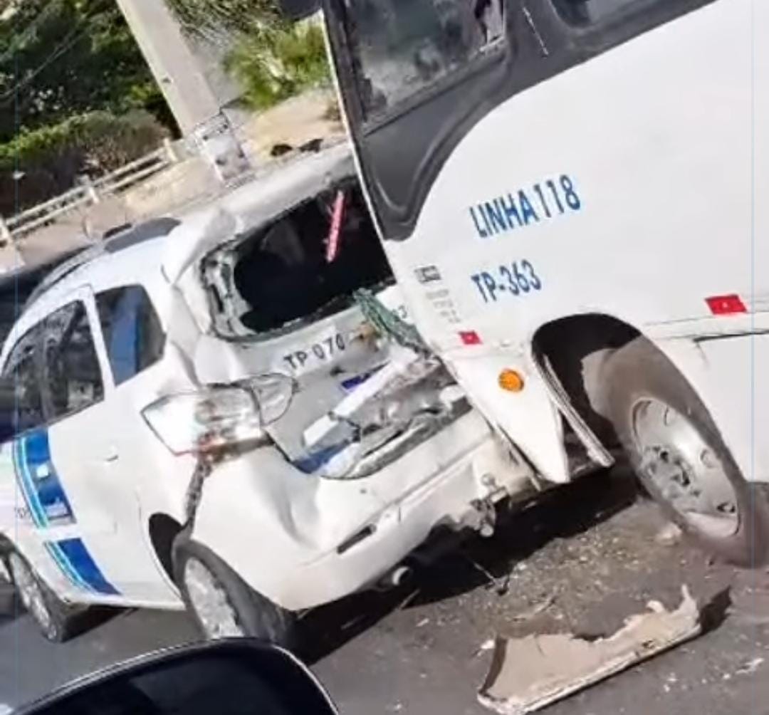 Imagens que circulam nas redes sociais mostram os danos causados aos automóveis e o trânsito lento na Avenida Bernardo Vieira de Melo/Foto: Reprodução/Instagram Imagens que circulam nas redes sociais mostram os danos causados aos automóveis e o trânsito lento na Avenida Bernardo Vieira de Melo/Foto: Reprodução/Instagram