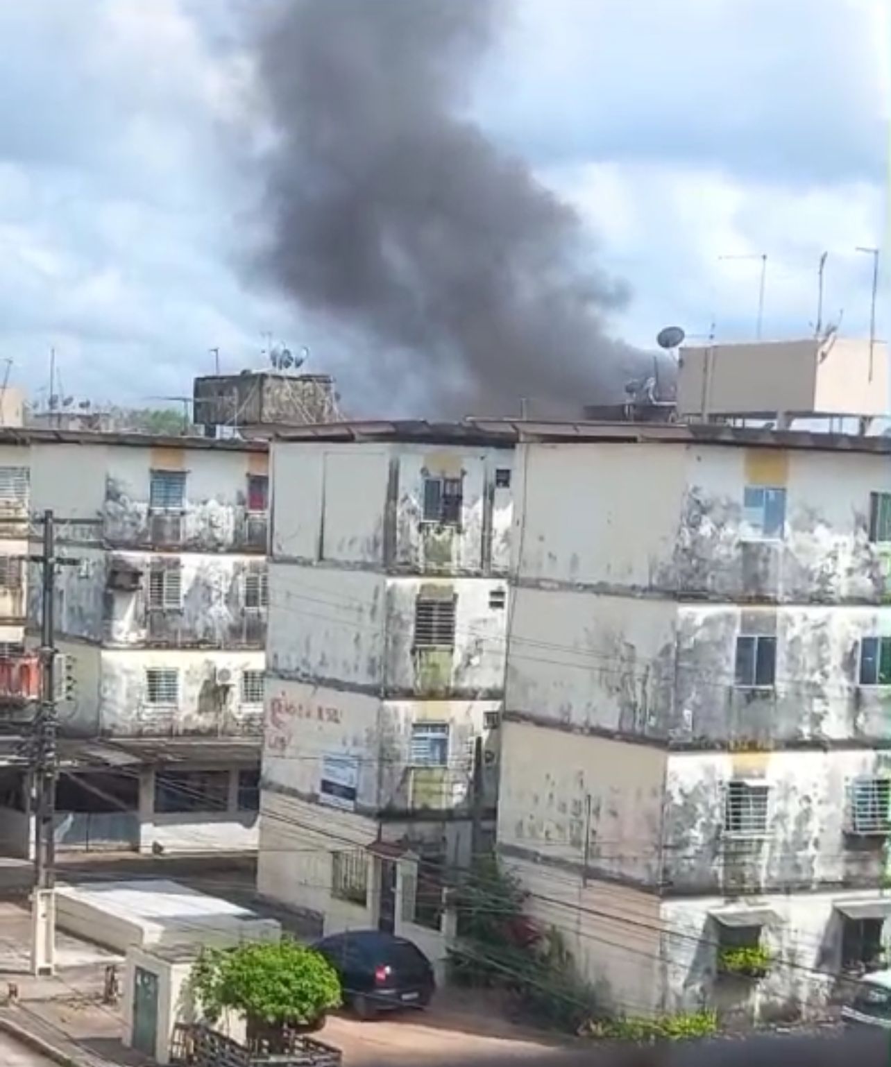 Fumaça foi observada em prédio residencial/Foto: Redes Sociais Fumaça foi observada em prédio residencial/Foto: Redes Sociais