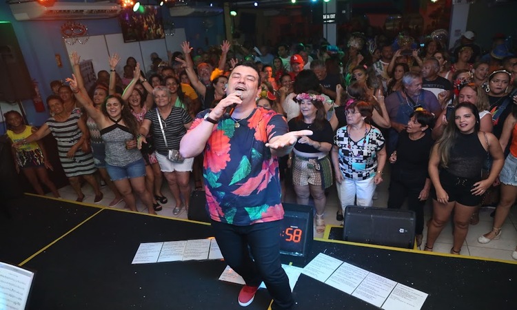 O cantor pernambucano André Rio, que faz idade nova no próximo dia 21, escolheu o Palácio Enéas Freire para soprar as velinhas, ao lado da agremiação parceira e um time de artistas convidados/Foto: José Marcos