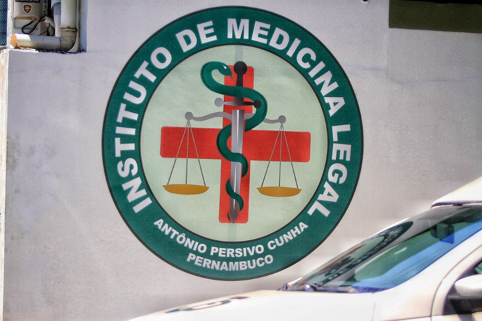 O corpo do menino foi retirado da água pelo morador que tentou socorrê-lo e foi encaminhado para o Instituto de Medicina Legal (IML) de Petrolina/Foto: Romulo Chico/Arquivo DP O corpo do menino foi retirado da água pelo morador que tentou socorrê-lo e foi encaminhado para o Instituto de Medicina Legal (IML) de Petrolina/Foto: Romulo Chico/Arquivo DP