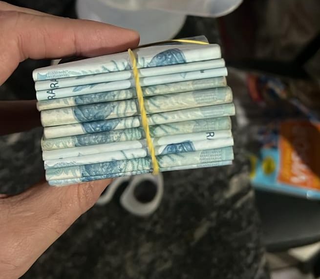 Maços de dinheiro foram apreendidos/Foto: Polícia Civil