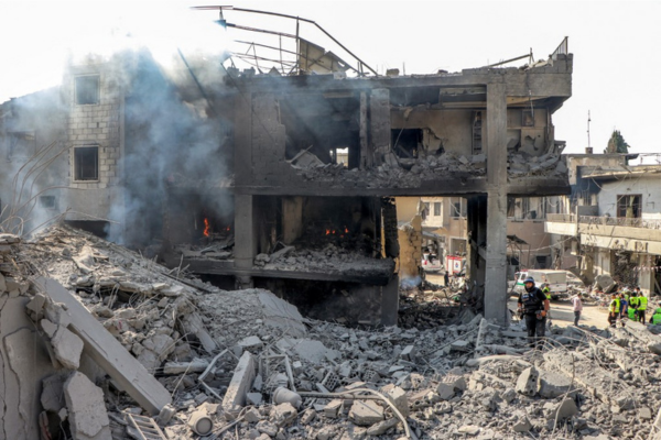 Membros da defesa civil procuram sobreviventes nos escombros de um prédio destruído no local de um ataque aéreo israelense noturno/Crédito: Bilal KASHMAR / AFP Membros da defesa civil procuram sobreviventes nos escombros de um prédio destruído no local de um ataque aéreo israelense noturno/Crédito: Bilal KASHMAR / AFP
