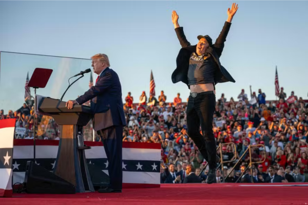 Elon Musk no palco durante com o candidato à presidência dos EUA, Donald Trump (REPUBLICANOS)/ Elon Musk no palco durante com o candidato à presidência dos EUA, Donald Trump (REPUBLICANOS)/