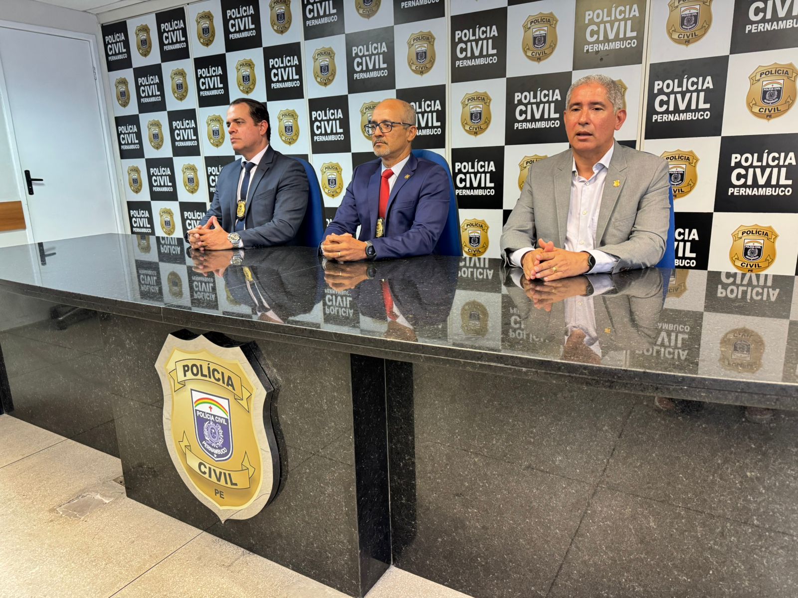 Delegado Castro (D) falou sobre a pris&atilde;o, em coletiva/Foto: Pol&iacute;cia Civil