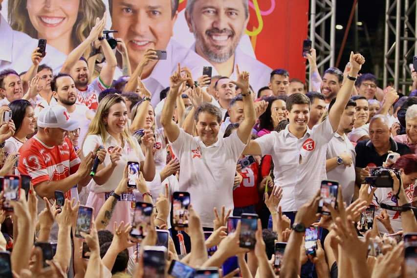 João Campos (PSB) em palanque com Evandro Leitão (PT) em Fortaleza/Divulgação João Campos (PSB) em palanque com Evandro Leitão (PT) em Fortaleza/Divulgação