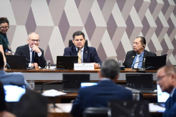 Senadores reunidos na CCJ nesta quarta