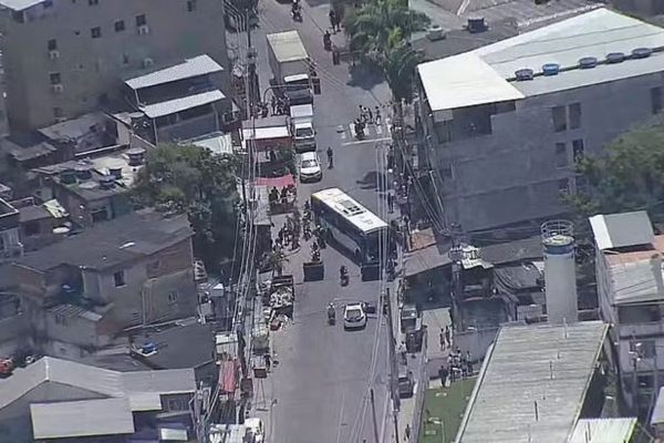 Rio Ônibus informou que, nos últimos 12 meses, já foram 130 veículos alvos de grupos criminosos/Crédito: Reprodução / TV Globo Rio Ônibus informou que, nos últimos 12 meses, já foram 130 veículos alvos de grupos criminosos/Crédito: Reprodução / TV Globo