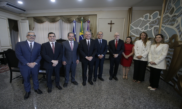 Presidente do TJPE, desembargador Ricardo Paes Barreto, ao lado do presidente do TCE-PE, conselheiro Valdecir Pascoal, e representantes da Prefeitura de Jaboatão dos Guararapes/Foto: Ivaldo Reges/Inova Propaganda Presidente do TJPE, desembargador Ricardo Paes Barreto, ao lado do presidente do TCE-PE, conselheiro Valdecir Pascoal, e representantes da Prefeitura de Jaboatão dos Guararapes/Foto: Ivaldo Reges/Inova Propaganda