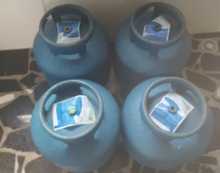 Os botijões furtados foram localizados pelas autoridades policiais dentro da casa do comprador, que não estava na residência quando os PMs chegaram/Foto: Reprodução Os botijões furtados foram localizados pelas autoridades policiais dentro da casa do comprador, que não estava na residência quando os PMs chegaram/Foto: Reprodução