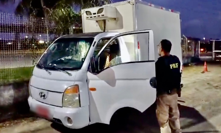 Durante a fuga por cerca de quatro quilômetros, o passageiro efetuou dois disparos de arma de fogo./Foto: Divulgação Durante a fuga por cerca de quatro quilômetros, o passageiro efetuou dois disparos de arma de fogo./Foto: Divulgação