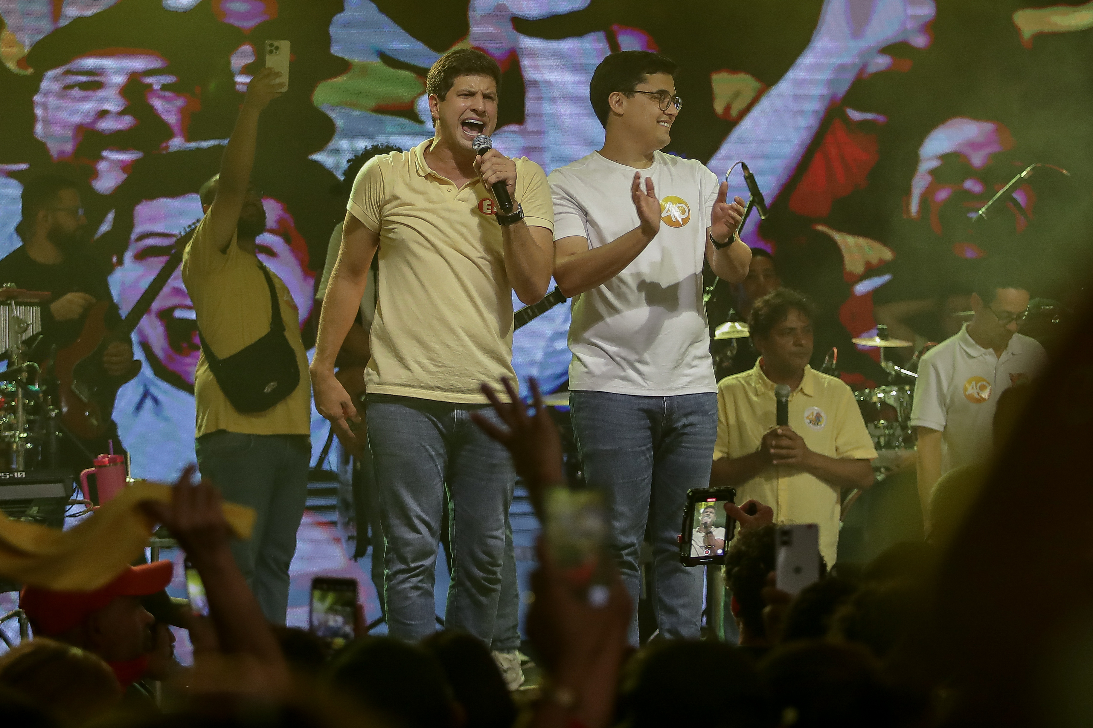 João Campos (PSB) em sua festa da vitória no Recife, após apuração das urnas no primeiro turno das eleições/Rafael Vieira/DP Foto