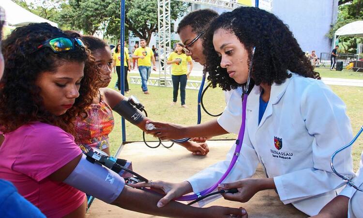 Os serviços gratuitos oferecidos são glicemia capilar (HGT), acolhimento psicológico, quick massage, aferição de pressão arterial dentre outros/Foto: Divulgação Os serviços gratuitos oferecidos são glicemia capilar (HGT), acolhimento psicológico, quick massage, aferição de pressão arterial dentre outros/Foto: Divulgação