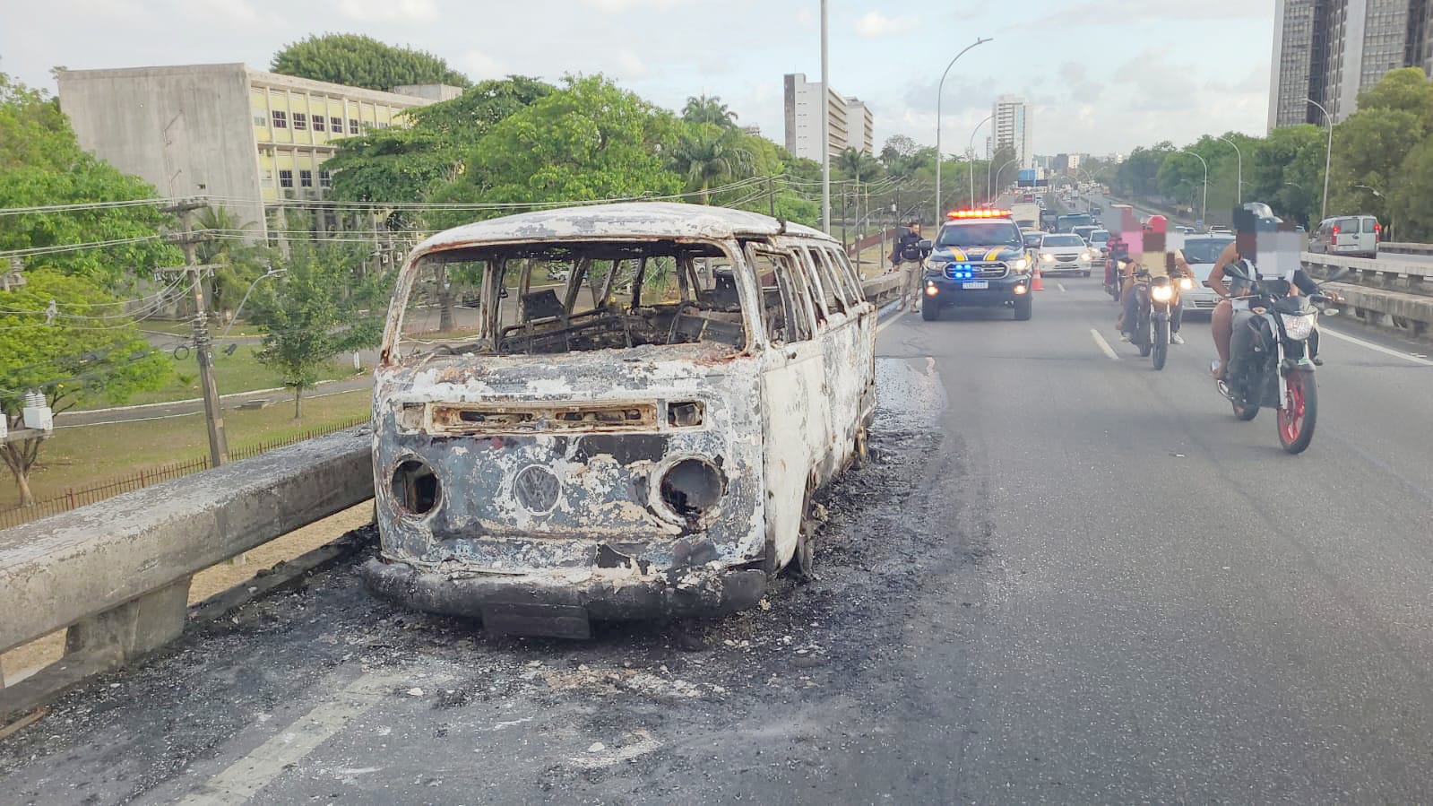 Kombi ficou destruída pelo fogo/Foto: PRF