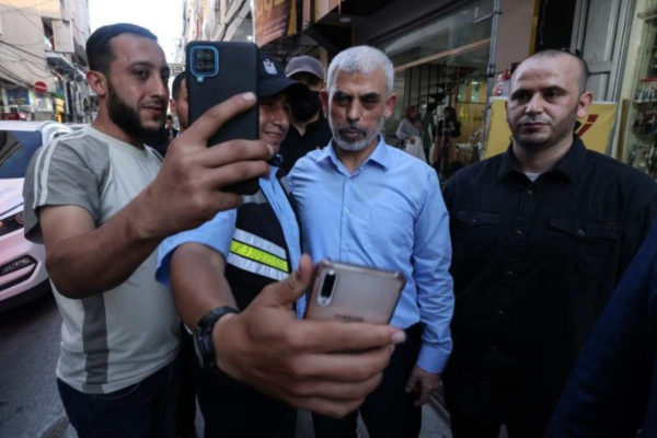 Yahya Sinwar, mentor do massacre de 7 de outubro de 2023, estava em um prédio em Rafah, no sul da Faixa de Gaza/crédito: MOHAMMED ABED / AFP Yahya Sinwar, mentor do massacre de 7 de outubro de 2023, estava em um prédio em Rafah, no sul da Faixa de Gaza/crédito: MOHAMMED ABED / AFP
