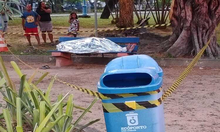 Segundo testemunhas, ele estava sentado num banco do parque e faleceu no local/Foto: Robson Gomes/DP Segundo testemunhas, ele estava sentado num banco do parque e faleceu no local/Foto: Robson Gomes/DP